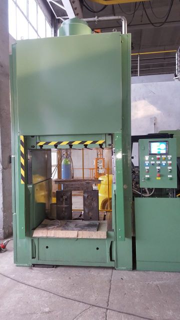 H runko hydraulisen puristimen Ponar-Żywiec PHM400B 2015
