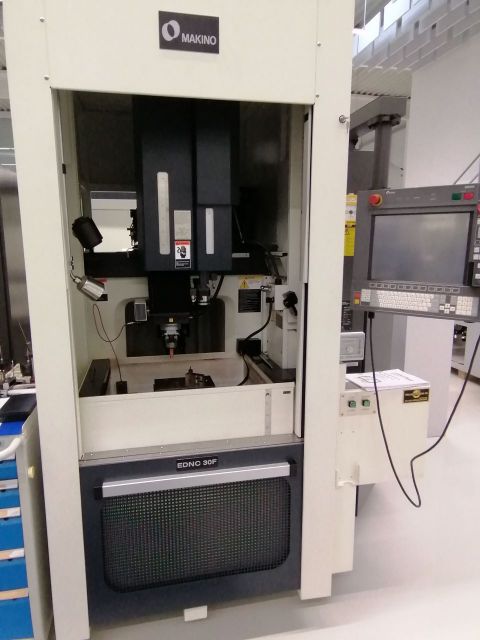 Luodin sähkön purkaus kone MAKINO EDNC 30 F 2007