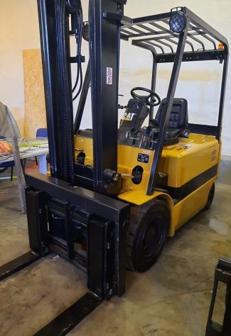 Carretilla elevadora frontal CAT 30 q 2003